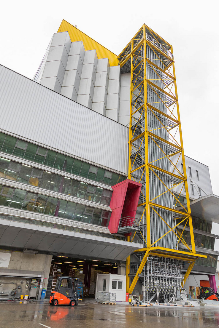 Le système de production de Sto à Stühlingen avec une vue sur la zone de réception des matières premières et la tour de silo. Le système de production de Sto à Stühlingen avec une vue sur la zone de réception des matières premières et la tour de silo.
